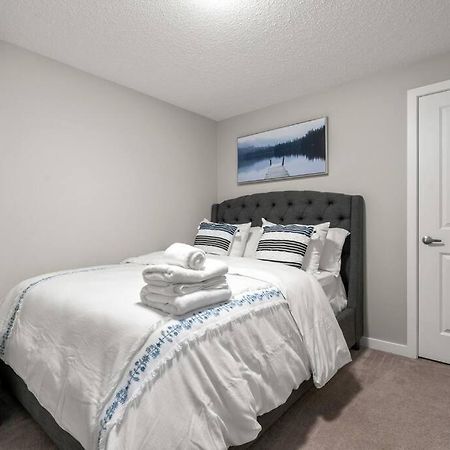 Modern Basement Gem: 2 Bedroom Retreat YYC Esterno foto