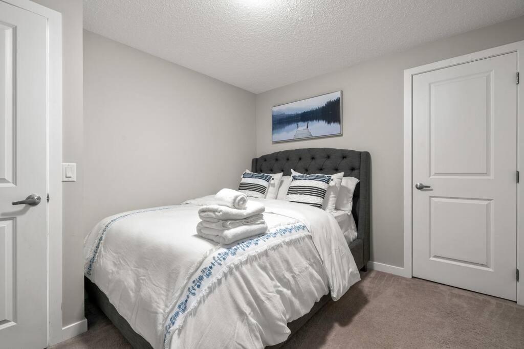 Modern Basement Gem: 2 Bedroom Retreat YYC Esterno foto