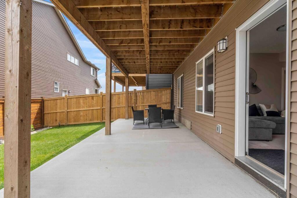 Modern Basement Gem: 2 Bedroom Retreat YYC Esterno foto