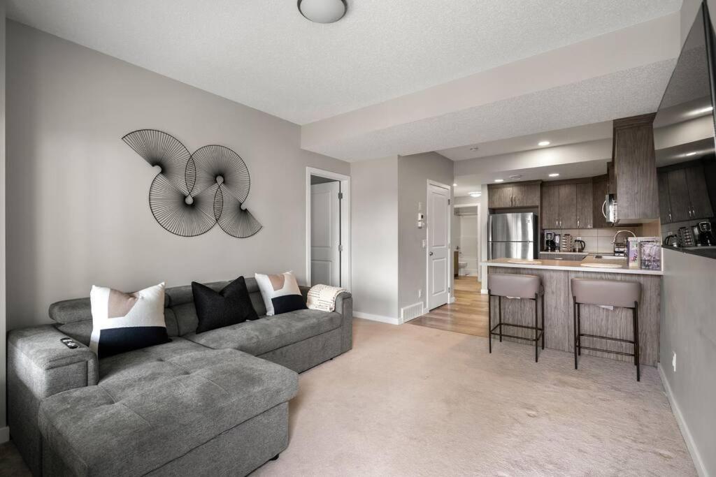 Modern Basement Gem: 2 Bedroom Retreat YYC Esterno foto