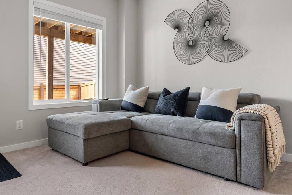 Modern Basement Gem: 2 Bedroom Retreat YYC Esterno foto