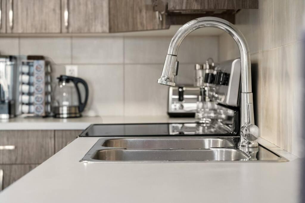 Modern Basement Gem: 2 Bedroom Retreat YYC Esterno foto