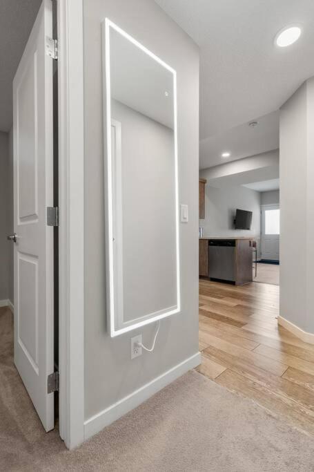 Modern Basement Gem: 2 Bedroom Retreat YYC Esterno foto