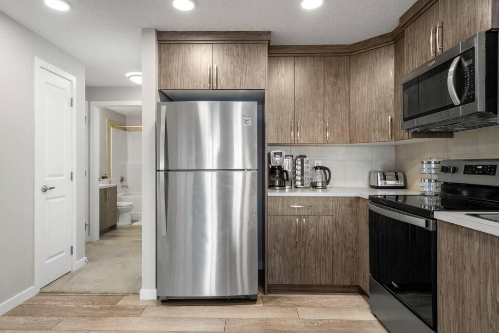 Modern Basement Gem: 2 Bedroom Retreat YYC Esterno foto