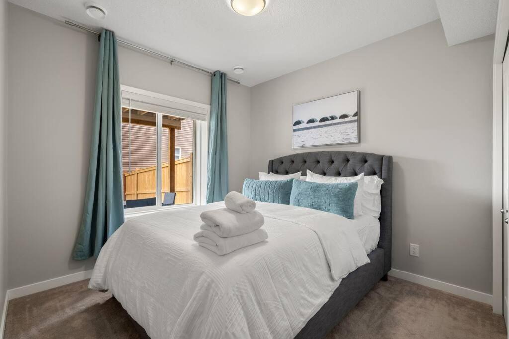 Modern Basement Gem: 2 Bedroom Retreat YYC Esterno foto