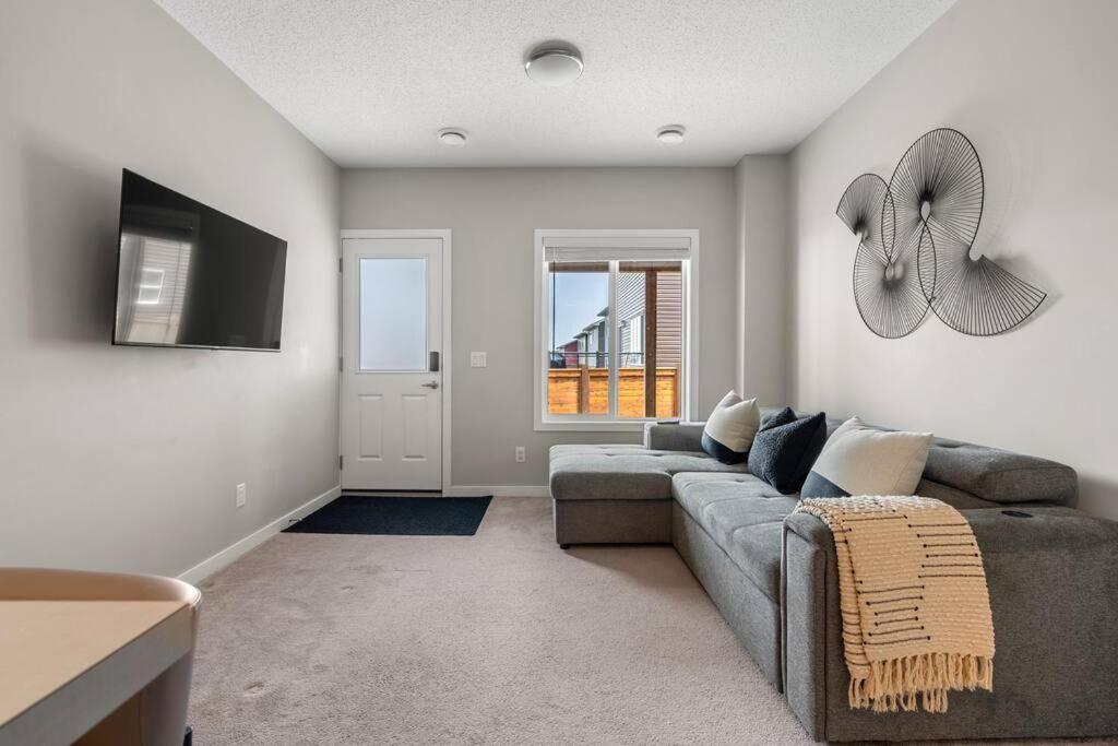 Modern Basement Gem: 2 Bedroom Retreat YYC Esterno foto