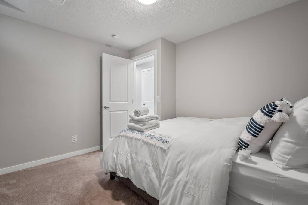 Modern Basement Gem: 2 Bedroom Retreat YYC Esterno foto