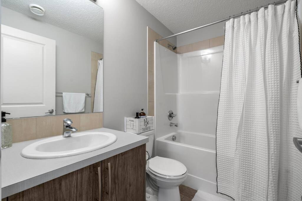 Modern Basement Gem: 2 Bedroom Retreat YYC Esterno foto