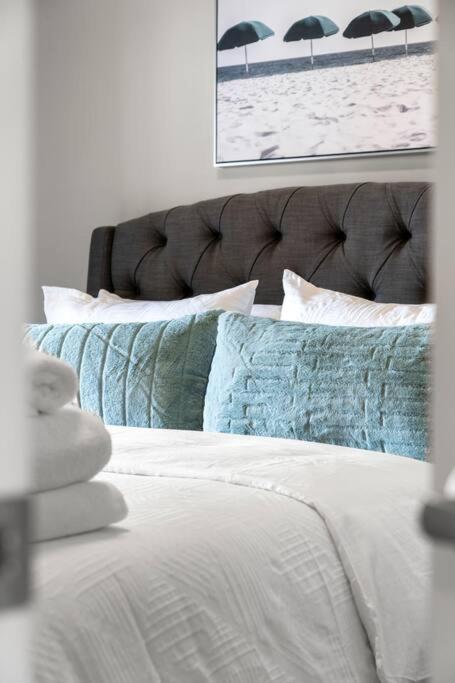 Modern Basement Gem: 2 Bedroom Retreat YYC Esterno foto